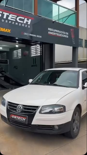 Volkswagen branco em frente à oficina